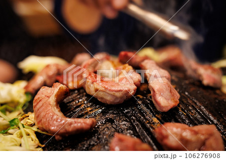 ジンギスカン鍋に載った生ラム 106276908