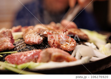 ジンギスカン鍋に載った生ラム ジンギスカン鍋に載った生ラム 106276920