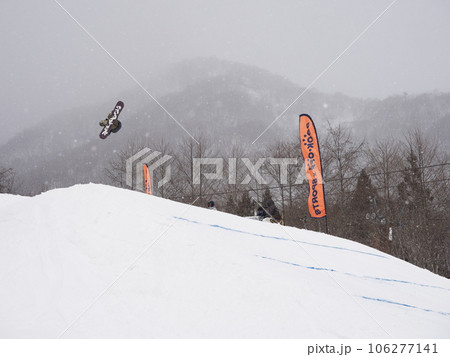 冬の白馬つがいけマウンテンリゾート　スノーボードのビッグエア競技で飛ぶボーダー 106277141