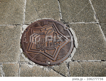 北海道 函館市にある五稜郭の模様のマンホール 北海道 函館市にある五稜郭の模様のマンホール 106277736