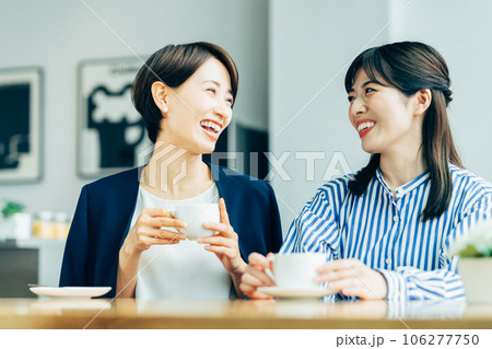 カフェでくつろぐミドルの女性 カフェでくつろぐミドルの女性 106277750