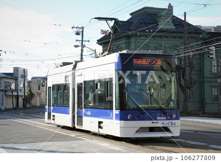 重要伝統的建造物群保存地区を行く函館市電　北海道　函館市　元町 106277809