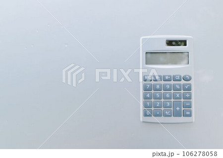白い背景の電卓 白い背景の電卓 106278058