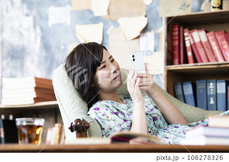 スマートフォン　SNS　誹謗中傷　女性　イメージ 106278326