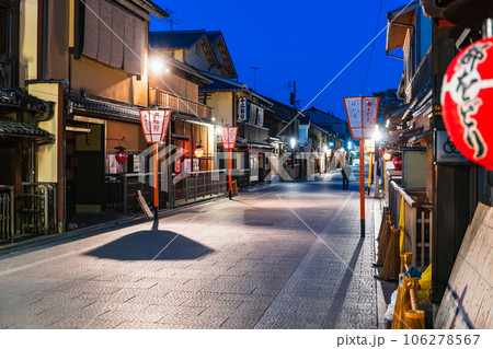 京都　夜明け前の花見小路 106278567