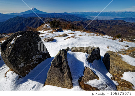 冬の大菩薩連嶺・白谷ノ丸から見る富士山 106278675