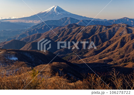 大菩薩・雁ヶ腹摺山雁から見る冬の富士山 106278722