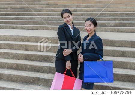 Asian women shopping 106278761