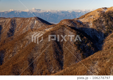 雁ヶ腹摺山から見る大菩薩連嶺・湯ノ沢峠付近の山並み 106278797