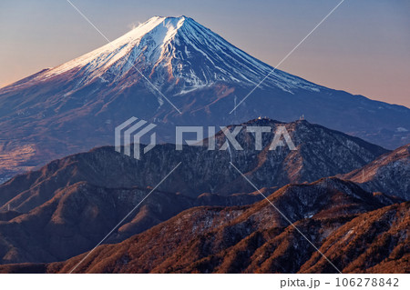 雁ヶ腹摺山から見る早朝の富士山 106278842