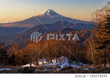 雁ヶ腹摺山から見る朝焼けの富士山 106278848