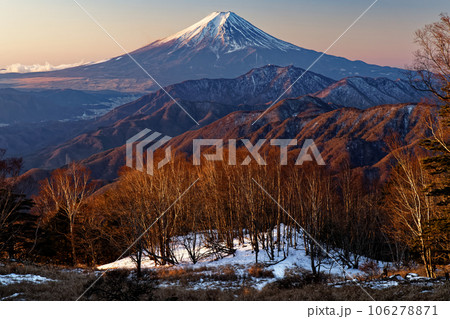 雁ヶ腹摺山から見る朝焼けの富士山 106278871