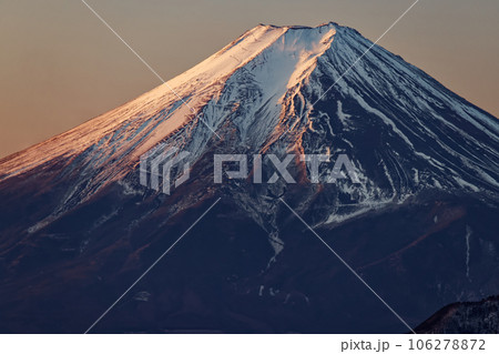 雁ヶ腹摺山から見る朝焼けの富士山 雁ヶ腹摺山から見る朝焼けの富士山 106278872