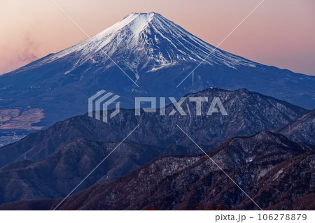 雁ヶ腹摺山から見る黎明の富士山 106278879
