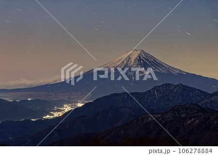 雁ヶ腹摺山から見る月明かりの富士山 106278884