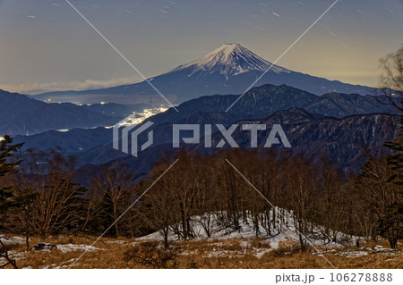 雁ヶ腹摺山から見る月明かりの富士山 雁ヶ腹摺山から見る月明かりの富士山 106278888