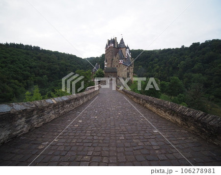 エルツ城　ドイツ　2023 夏　明朝 106278981
