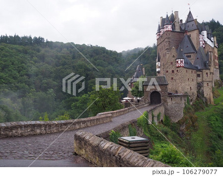 エルツ城 ドイツ 2023 夏 明朝 エルツ城 ドイツ 2023 夏 明朝 106279077