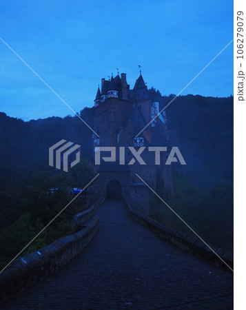 エルツ城　ドイツ　2023 夏　明朝 106279079