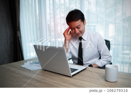 businessman gets stressed 106279318