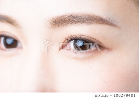 若い女性の瞳 106279481