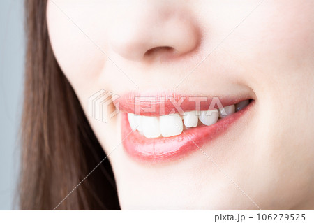 若い女性の唇 106279525
