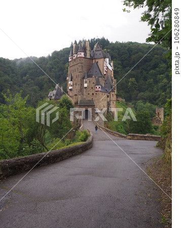 エルツ城を撮影するカメラマン 2023 夏 明朝 エルツ城を撮影するカメラマン 2023 夏 明朝 106280849