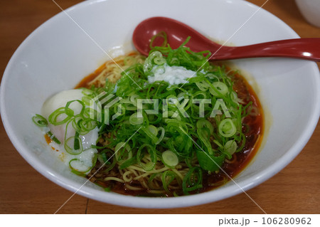 温泉卵を載せた汁なし担々麺 温泉卵を載せた汁なし担々麺 106280962