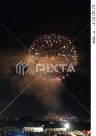 夏の夜空を彩る花火 106280978