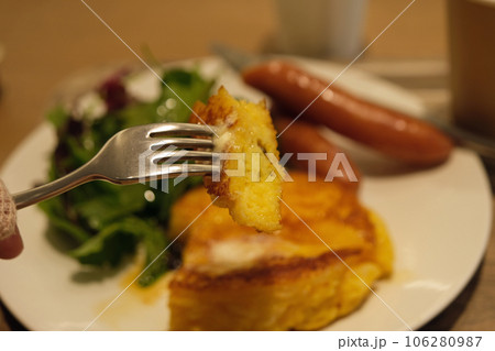 フレンチトーストいただきます 106280987