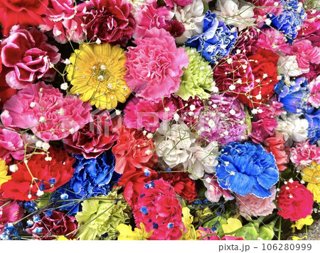 鮮やかな花手水 106280999