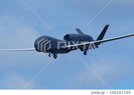 横田基地に着陸する無人偵察機 106281199