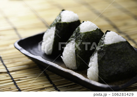 手作り おにぎり 海苔を巻いたむすび ( オニギリ ) 手作り おにぎり 海苔を巻いたむすび ( オニギリ ) 106281429