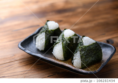 手作り おにぎり 海苔を巻いたむすび ( オニギリ ) 手作り おにぎり 海苔を巻いたむすび ( オニギリ ) 106281434