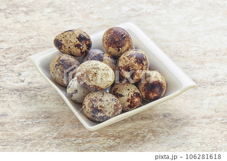 Raw quail eggs heap in the bowl 106281618