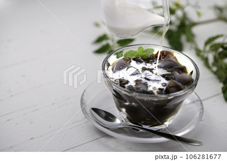 コーヒーゼリー ( クラッシュ )ミントを添えて ゼリー コーヒーゼリー ( クラッシュ )ミントを添えて ゼリー 106281677