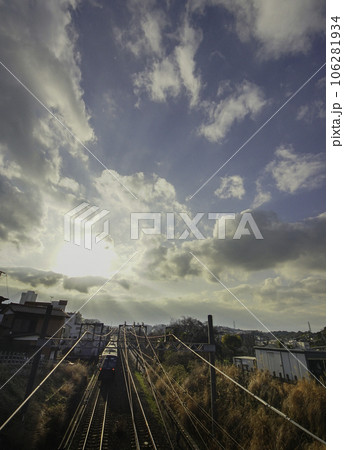線路の上に広がる空 線路の上に広がる空 106281934