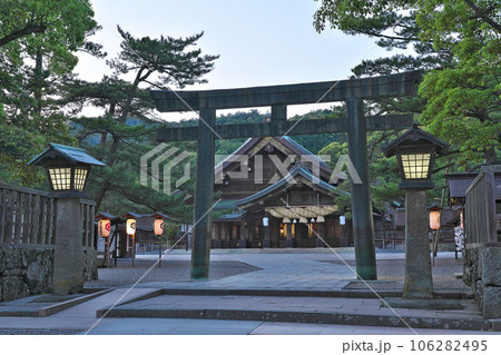 【出雲大社 拝殿 (夕刻)】 島根県出雲市大社町杵築東 【出雲大社 拝殿 (夕刻)】 島根県出雲市大社町杵築東 106282495