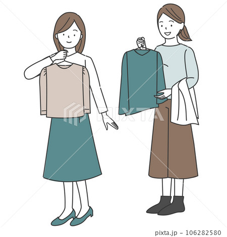 服を選ぶ女性客と女性の店員 106282580