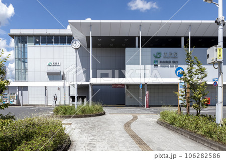 青空を背にした常磐線と水戸線が乗り入れる友部駅建屋 106282586