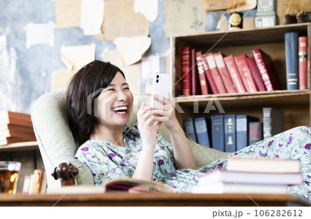 若い女性　スマートフォン　検索　笑顔　イメージ 106282612