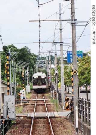 福島交通飯坂線　花水坂駅付近を走行する電車 106283068