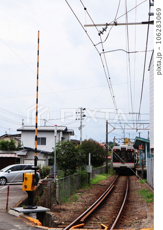 福島交通飯坂線 花水坂駅に停車する電車 福島交通飯坂線 花水坂駅に停車する電車 106283069