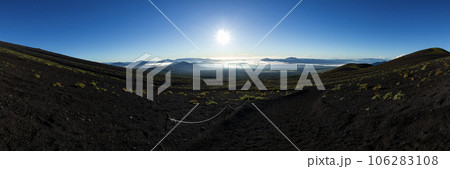 富士山御殿場口次郎坊付近から望む朝日と雲海 富士山御殿場口次郎坊付近から望む朝日と雲海 106283108