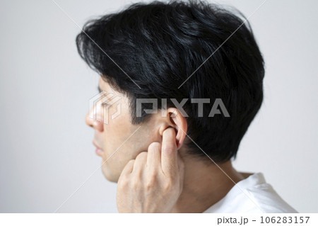 耳の聞こえが悪い男性　突発性難聴　ボディパーツ 106283157
