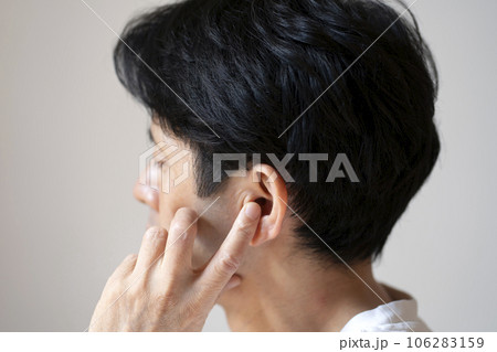 耳の聞こえが悪い男性 突発性難聴 ボディパーツ 耳の聞こえが悪い男性 突発性難聴 ボディパーツ 106283159