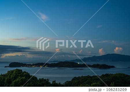 日本の岡山県備前市日生の頭島の美しい夜明けの星空 106283209