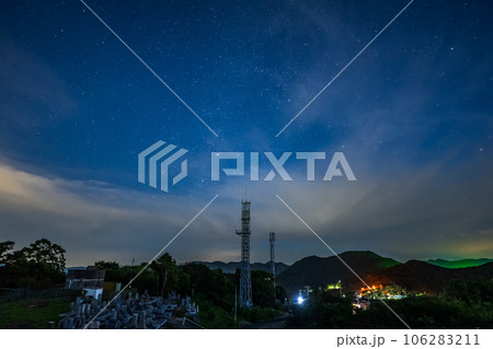 日本の岡山県備前市日生の頭島の美しい夜明けの星空 106283211