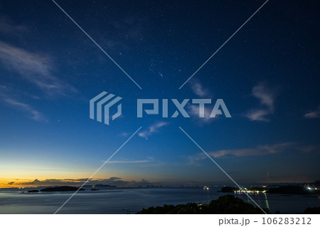 日本の岡山県備前市日生の頭島の美しい夜明けの星空 106283212