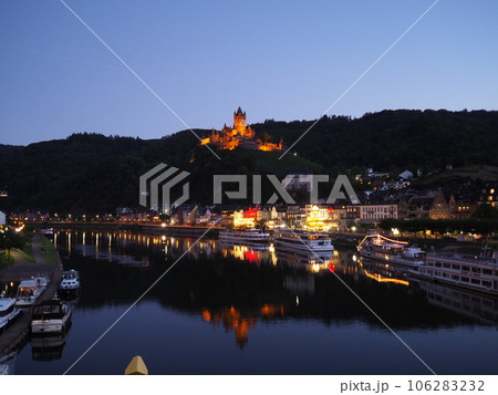 2023年8月のコッヘル城の夜景（ドイツ） 106283232